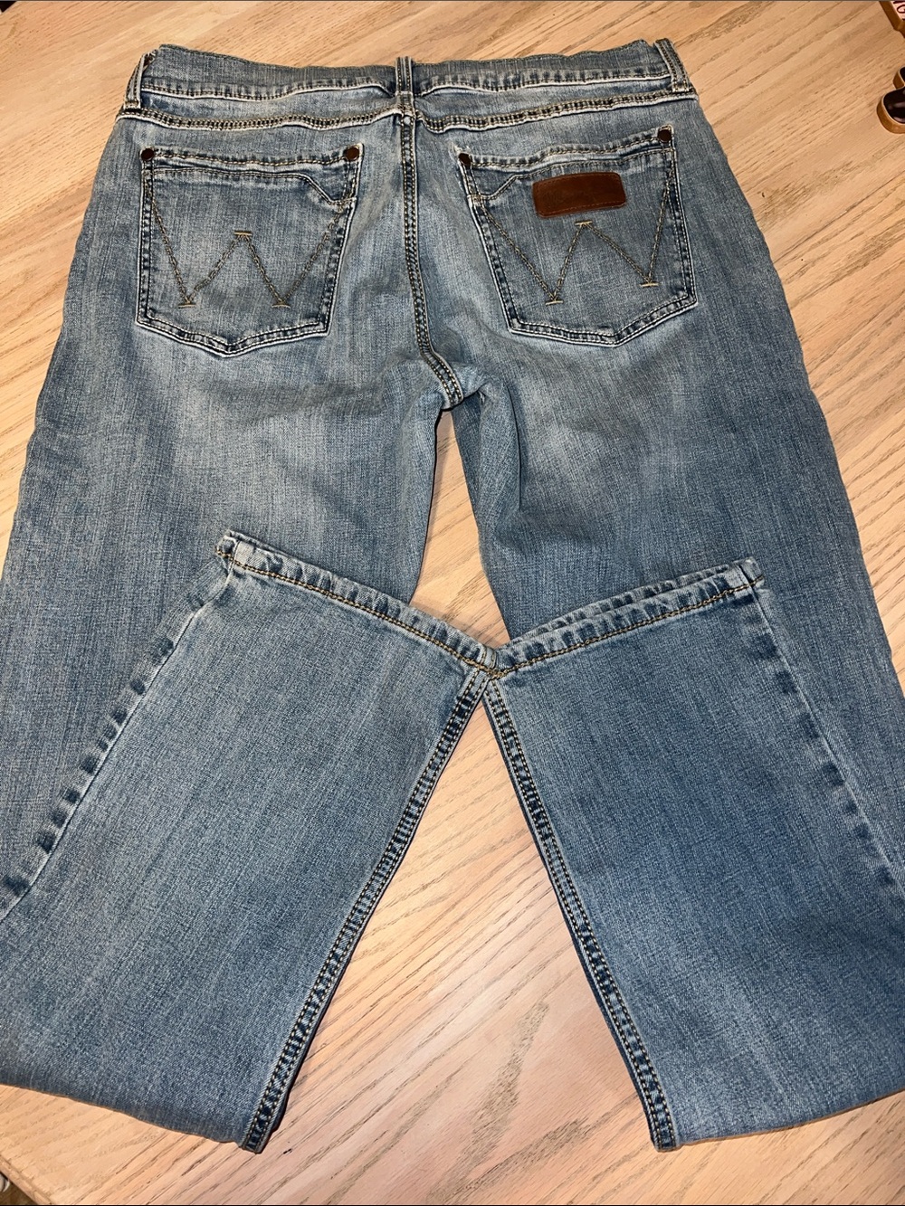 Wrangler Men's Light Wash Straight Jeans